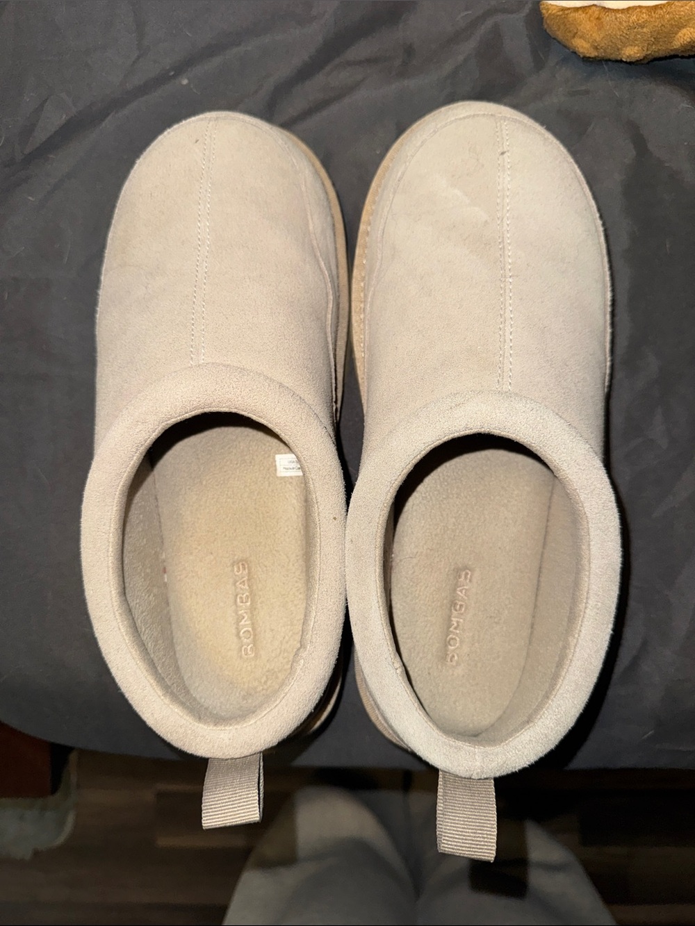 Bombas Taupe Slip-On Cozy Slippers